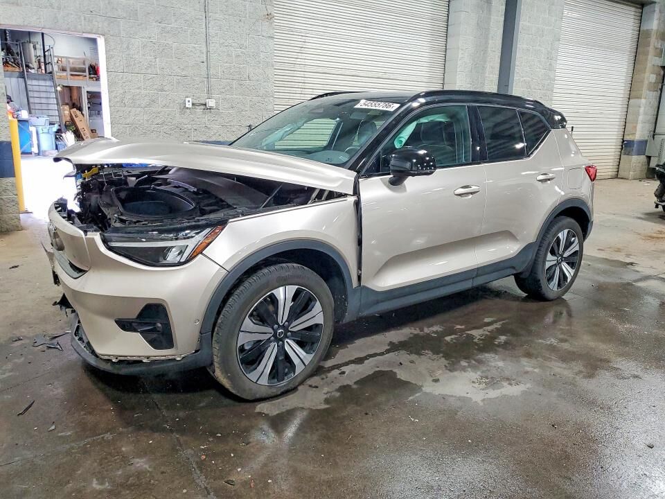 2023 VOLVO XC40