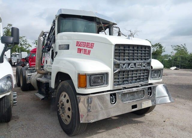 2025 MACK Pinnacle