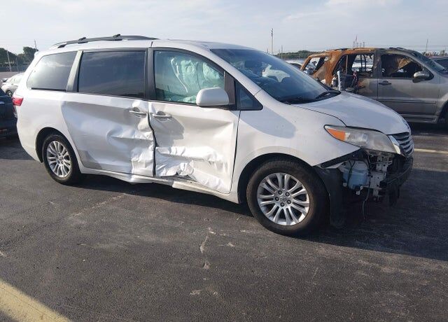 2015 TOYOTA Sienna
