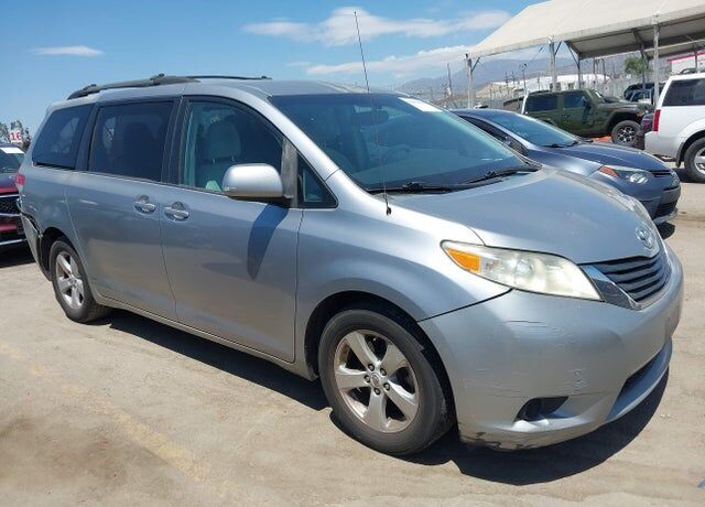 2011 TOYOTA Sienna