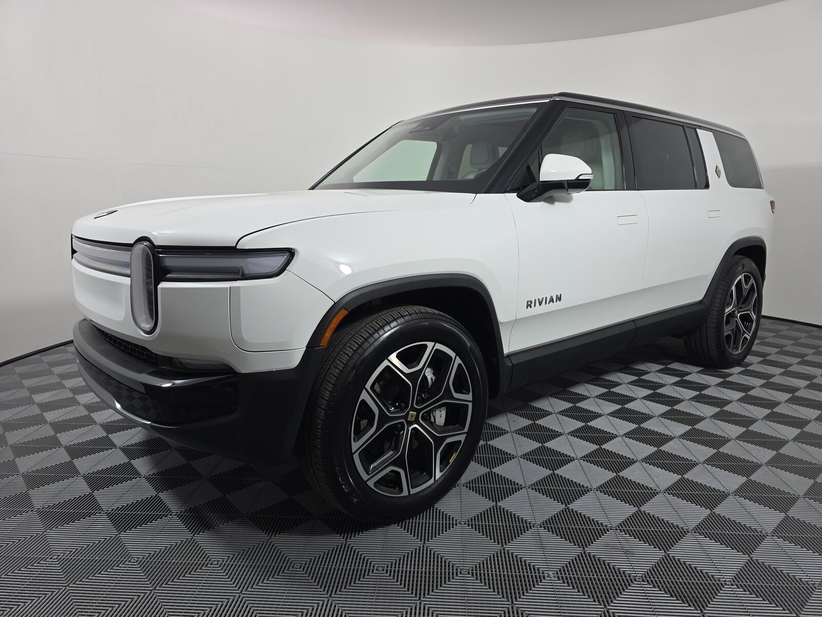 2025 RIVIAN R1S