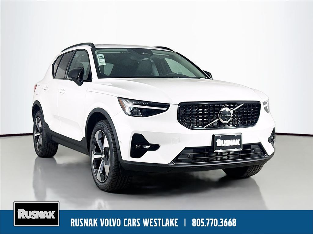 2026 VOLVO XC40