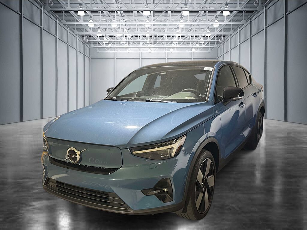 2023 VOLVO C40