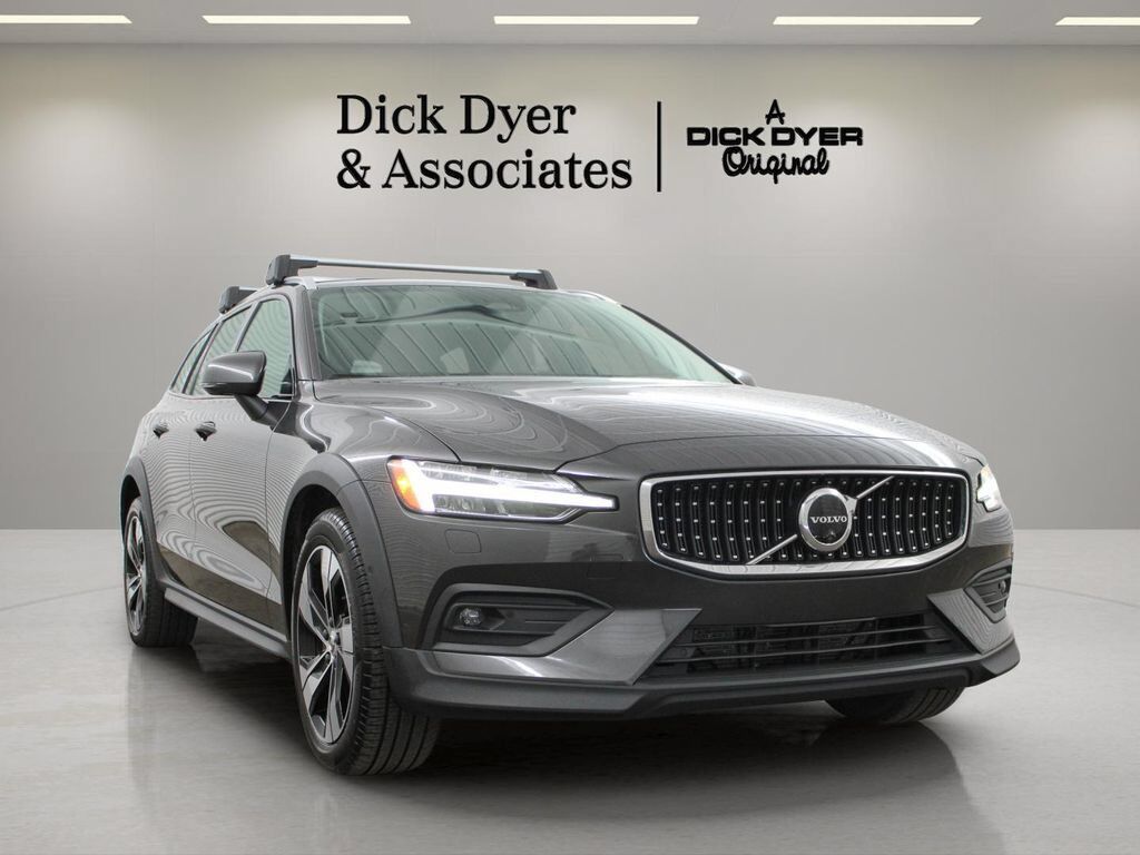 2023 VOLVO V60CC