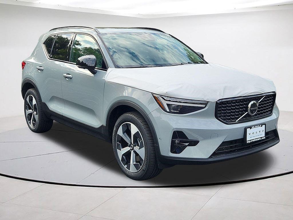 2026 VOLVO XC40