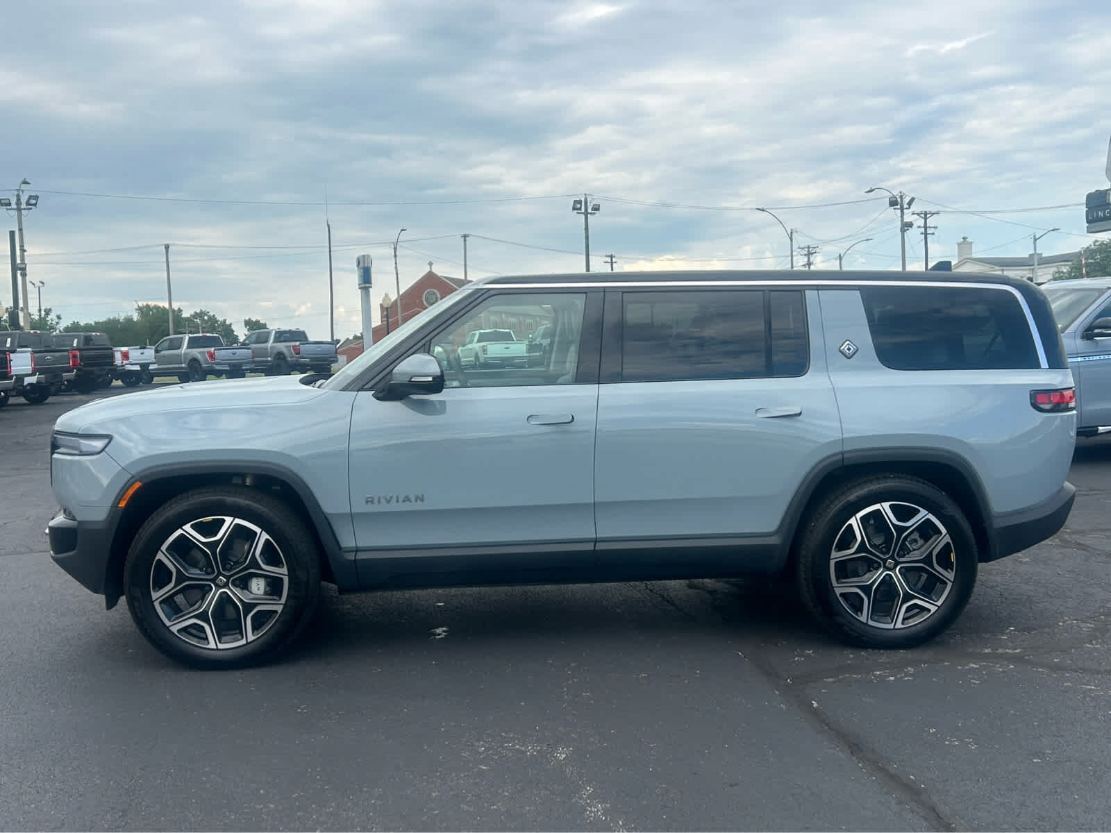2026 RIVIAN R1S