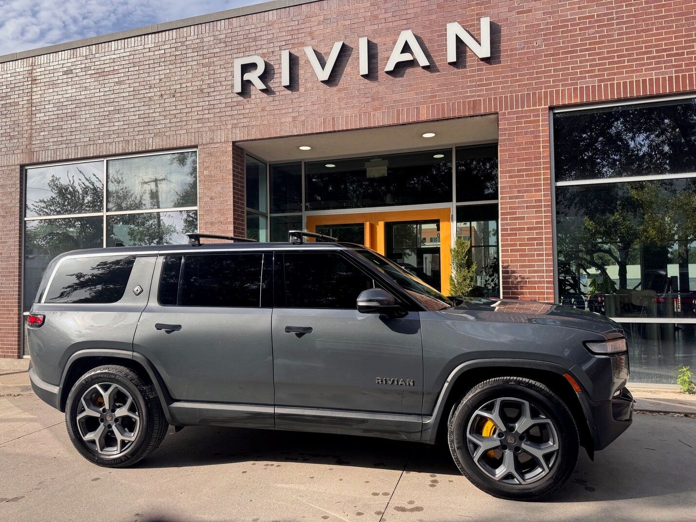 2023 RIVIAN R1S