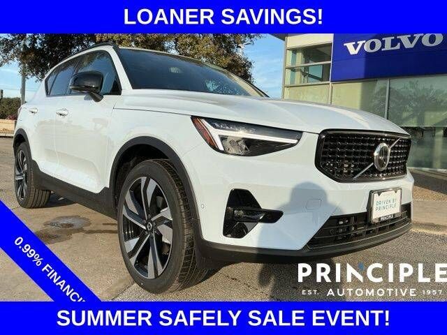 2026 VOLVO XC40