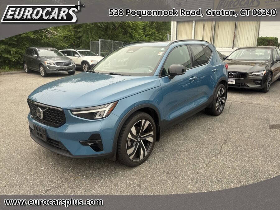 2023 VOLVO XC40