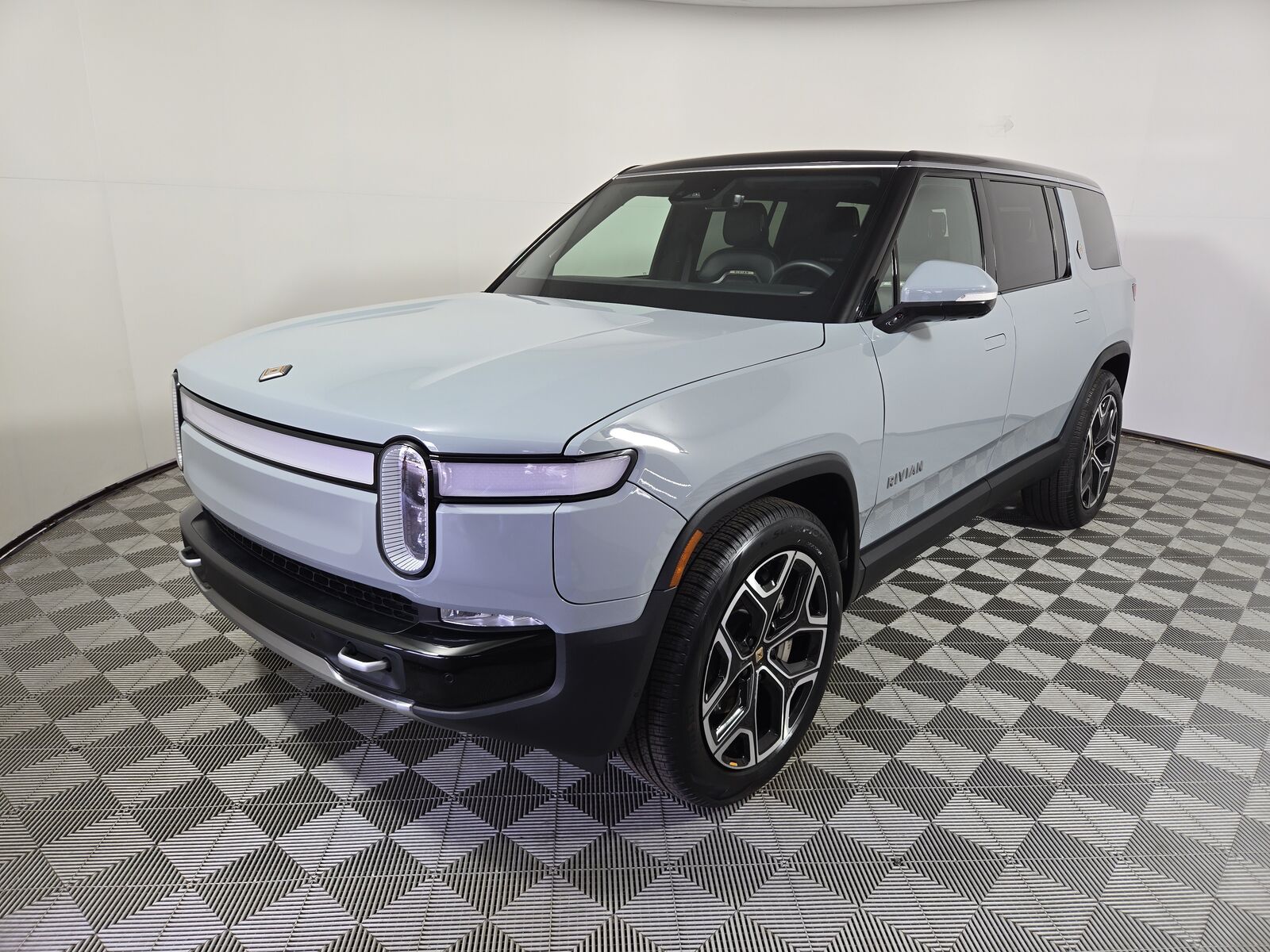 2024 RIVIAN R1S