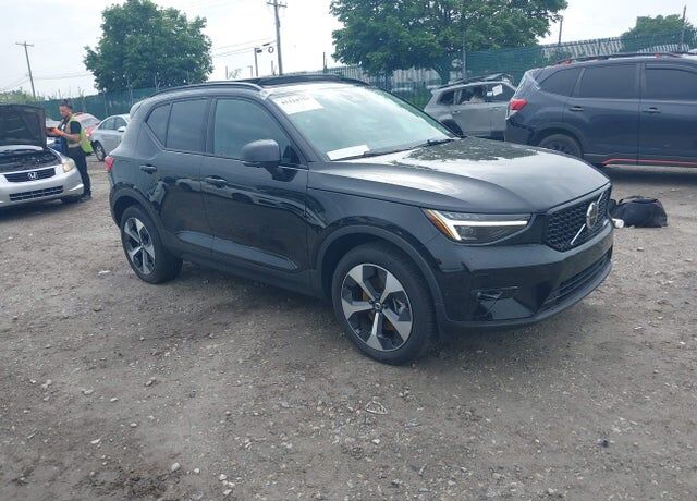 2025 VOLVO XC40
