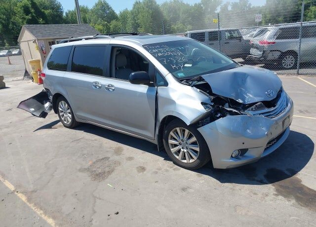 2011 TOYOTA Sienna
