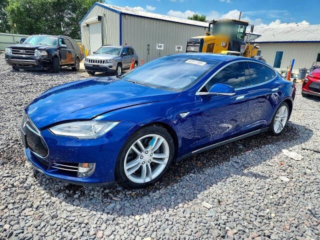 2015 TESLA Model S