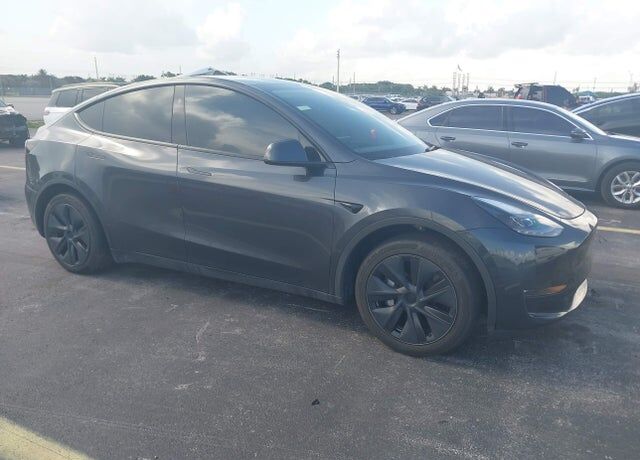 2025 TESLA Model Y