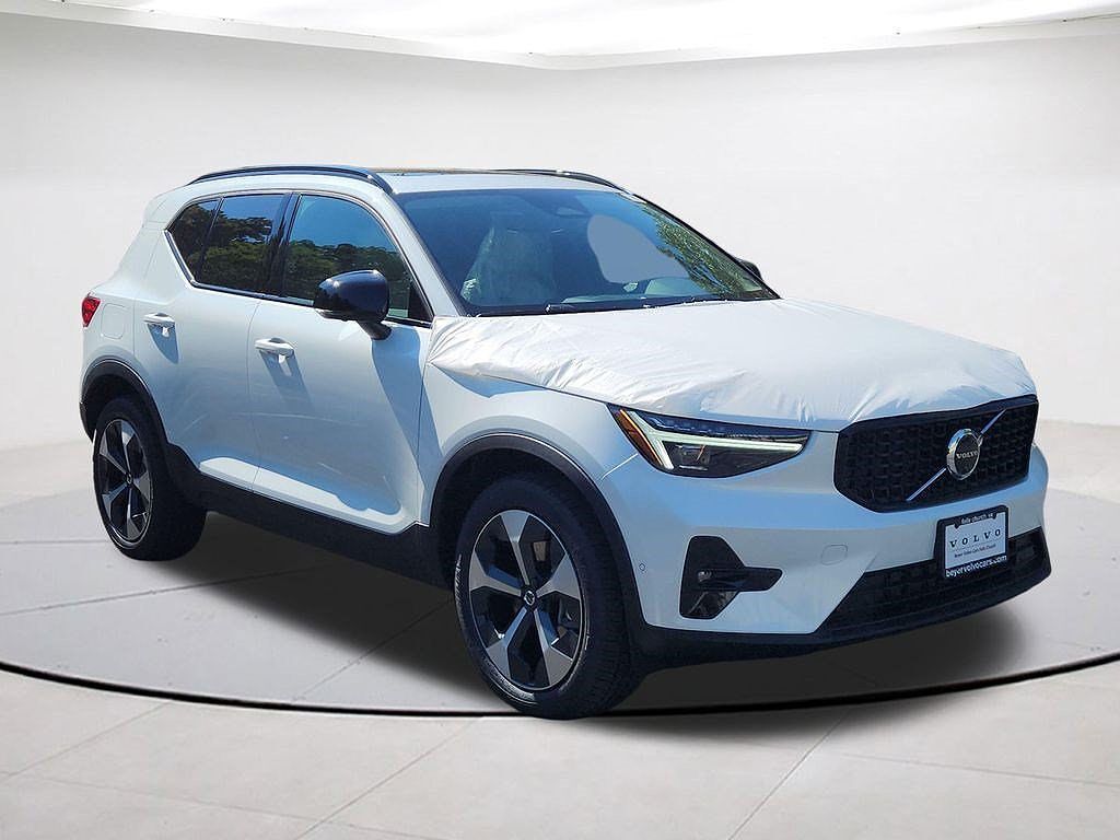 2026 VOLVO XC40
