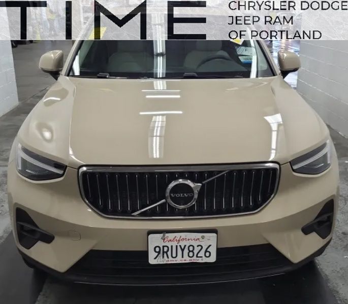 2025 VOLVO XC40