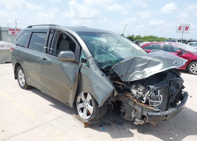 2011 TOYOTA Sienna