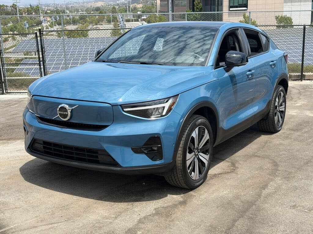 2023 VOLVO C40