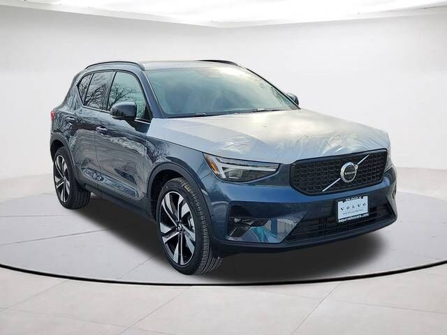 2026 VOLVO XC40