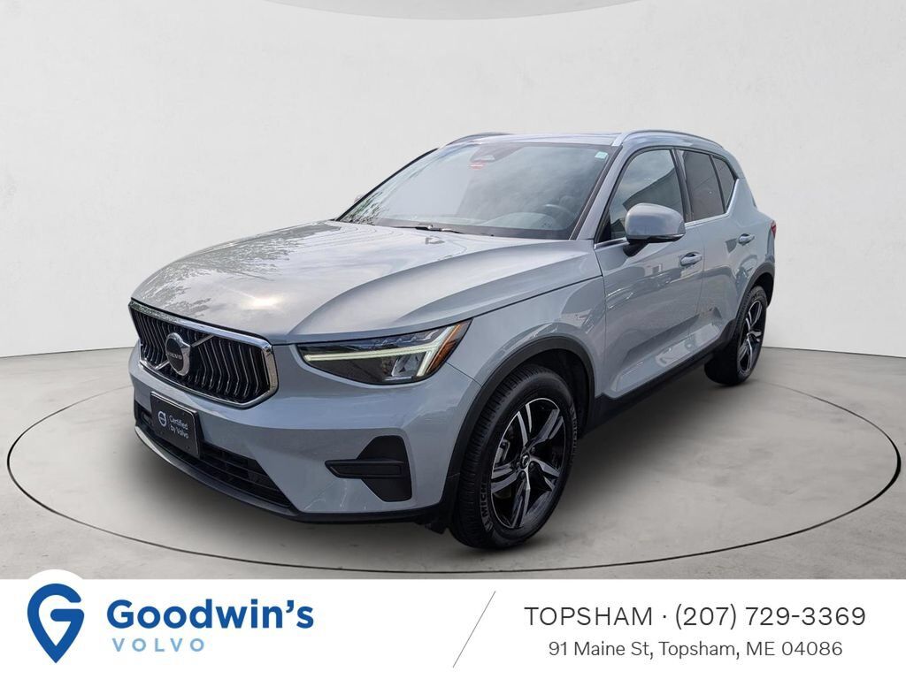 2025 VOLVO XC40