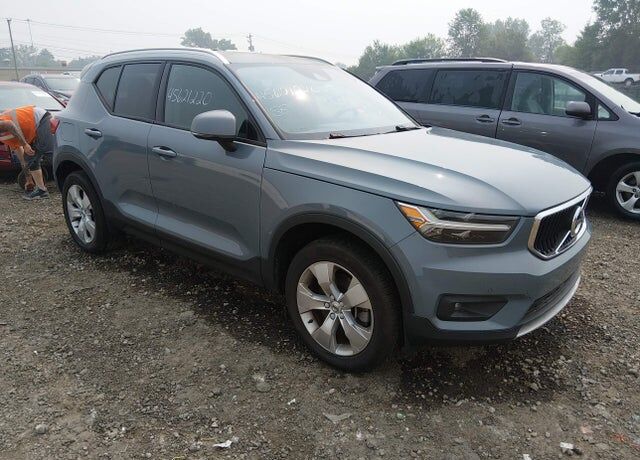 2022 VOLVO XC40