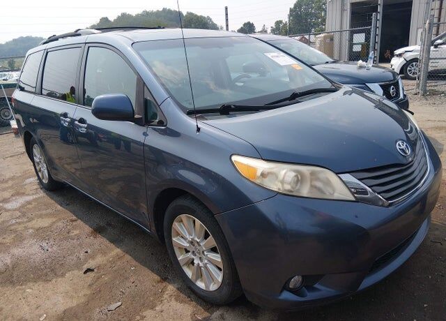 2013 TOYOTA Sienna