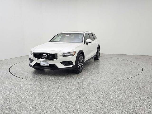 2025 VOLVO V60CC