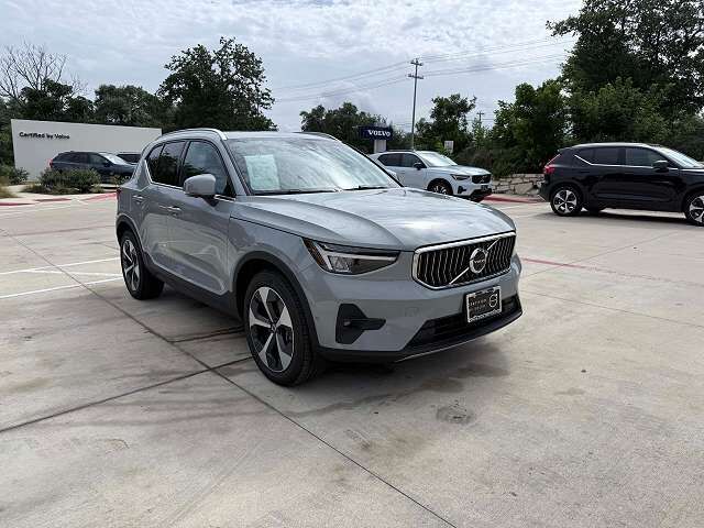 2025 VOLVO XC40