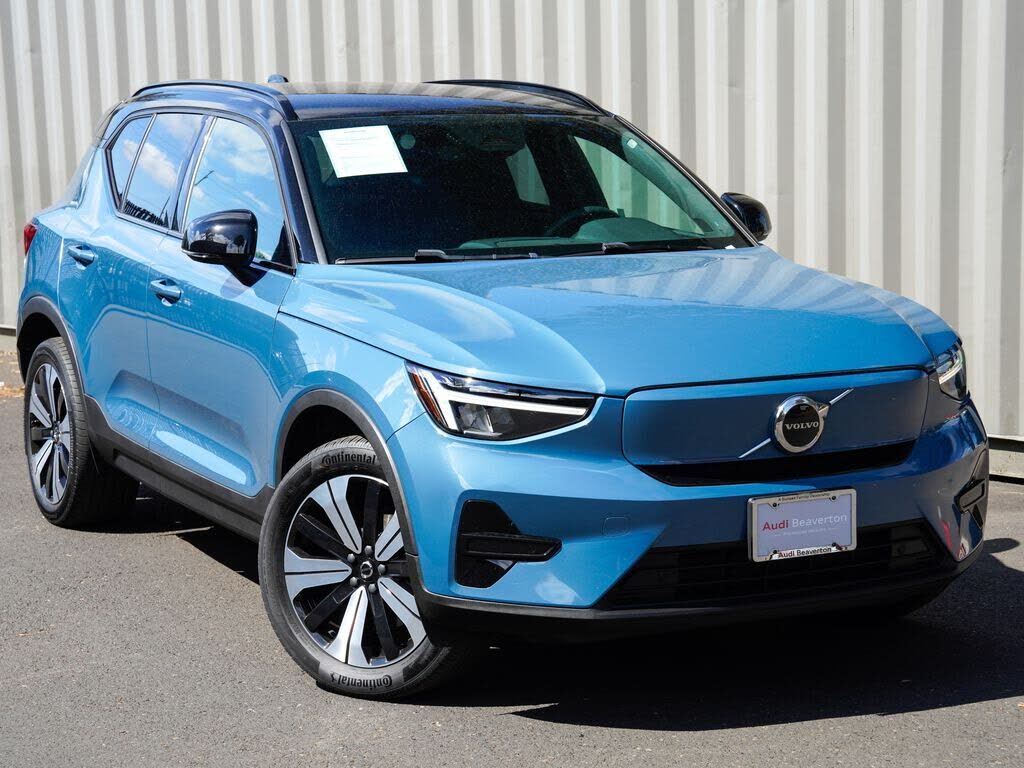 2023 VOLVO XC40