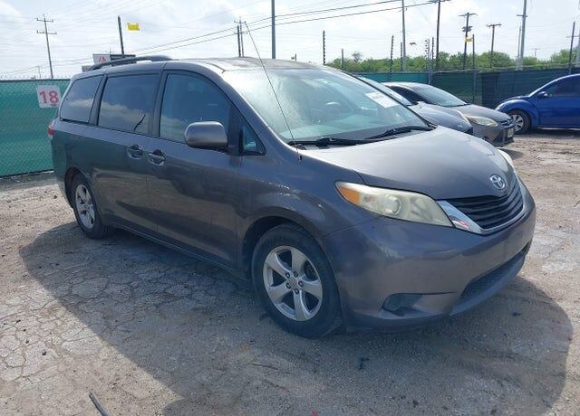 2011 TOYOTA Sienna