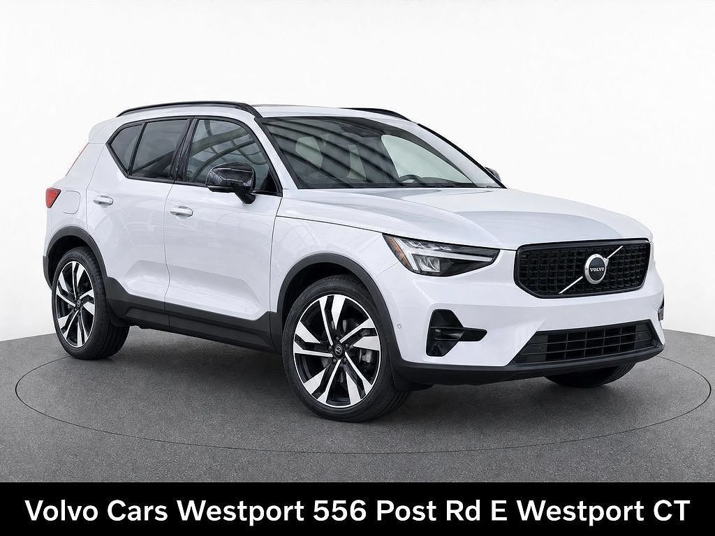 2024 VOLVO XC40