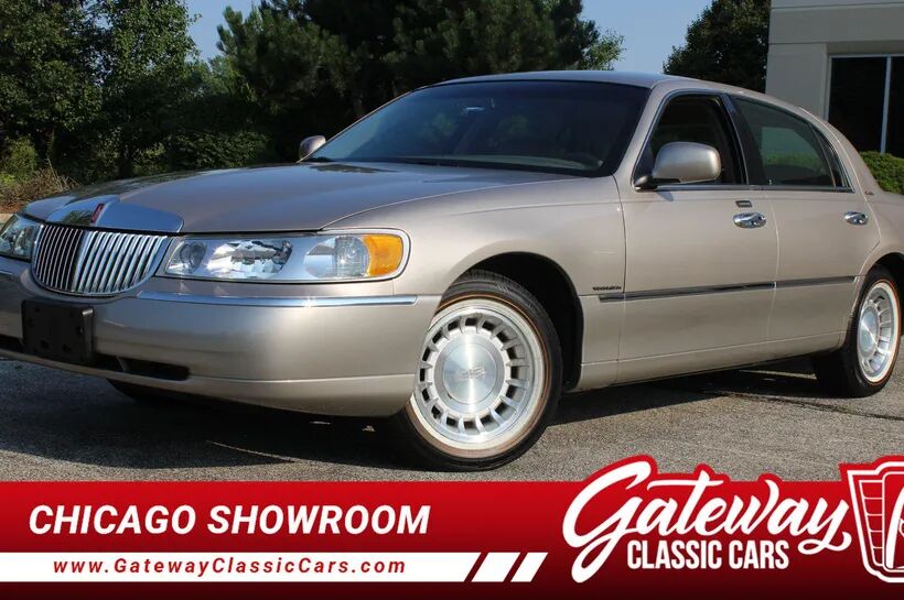 2002 LINCOLN Town Car