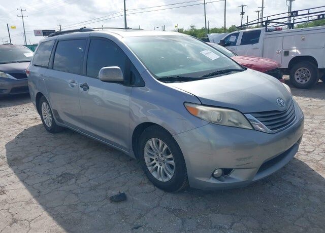 2011 TOYOTA Sienna