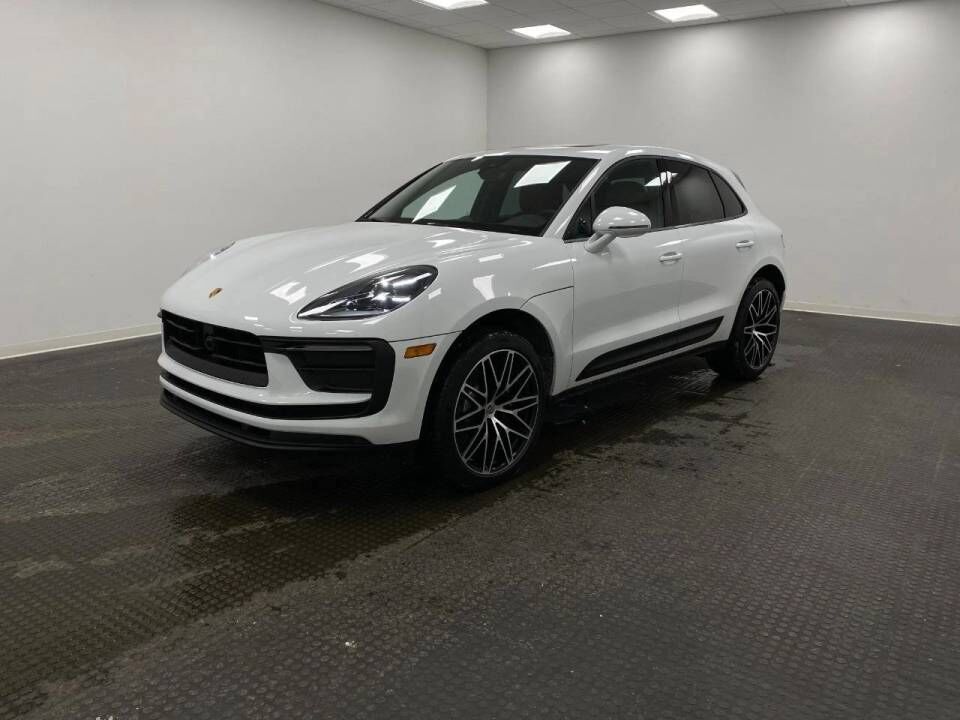 2026 PORSCHE Macan