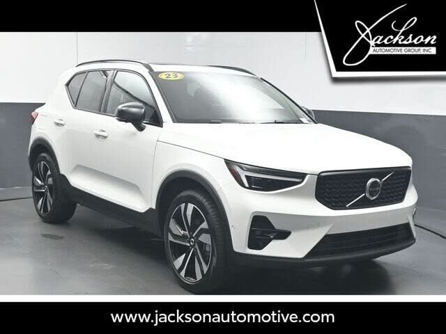 2025 VOLVO XC40