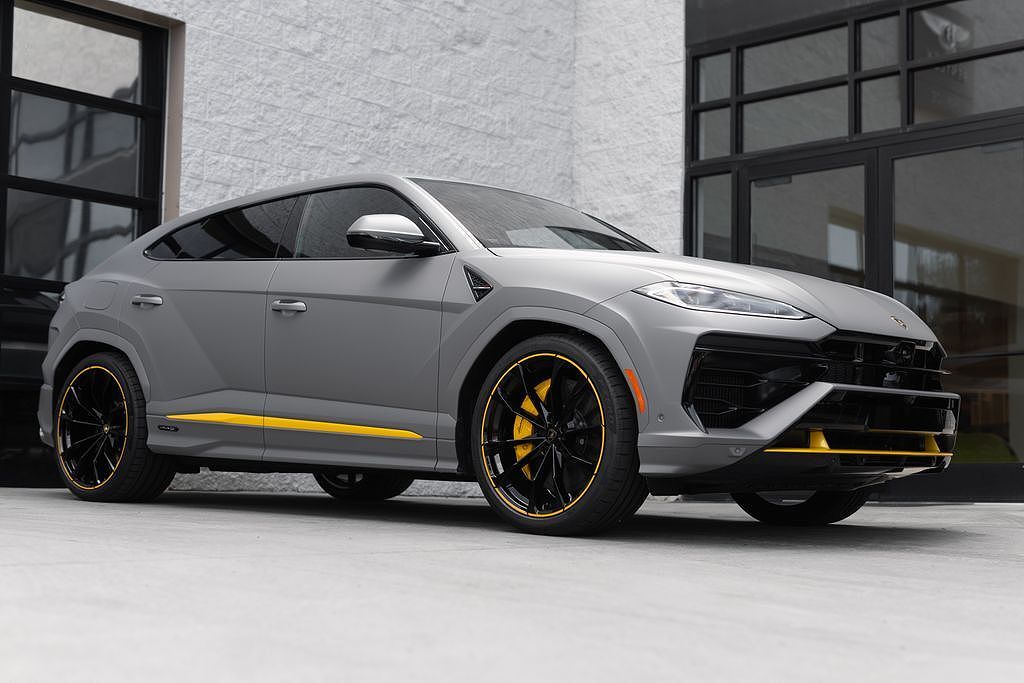 2026 LAMBORGHINI URUS