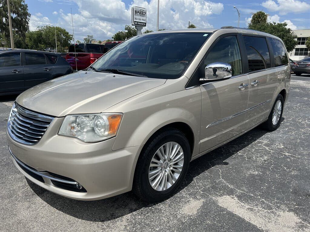 2012 CHRYSLER Town and Country