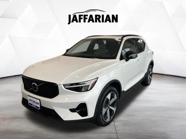 2024 VOLVO XC40