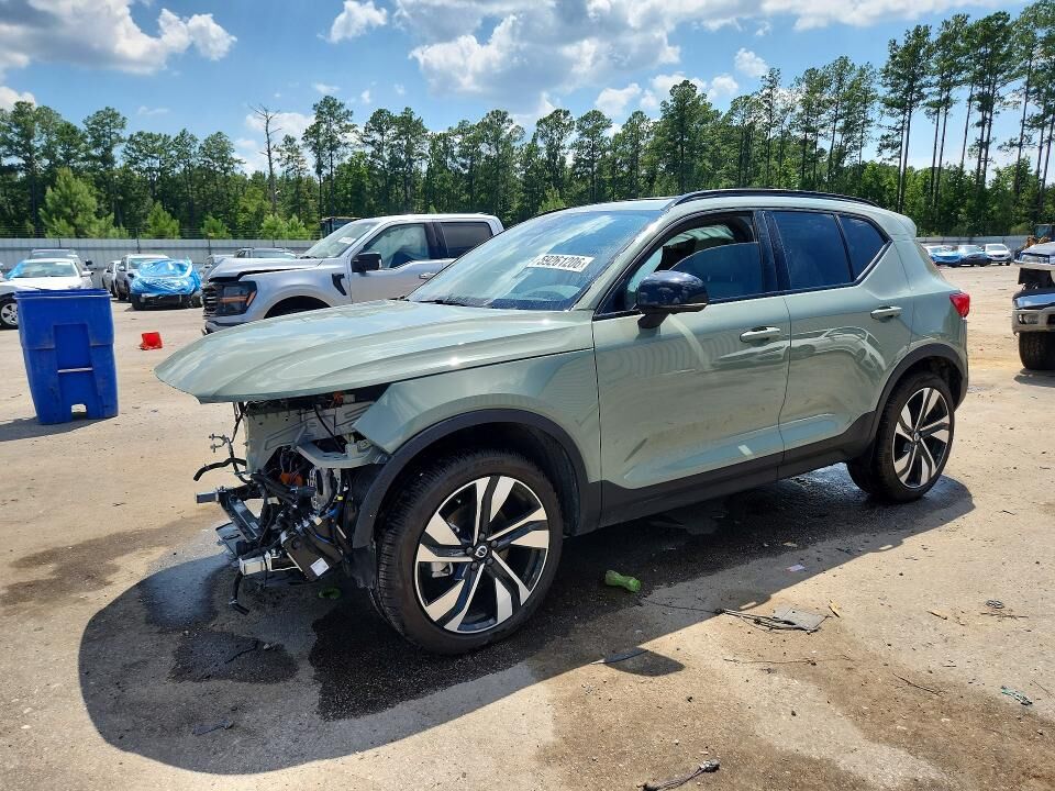 2025 VOLVO XC40