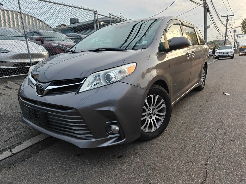 2019 TOYOTA Sienna