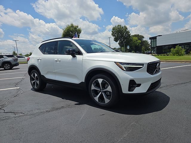 2026 VOLVO XC40