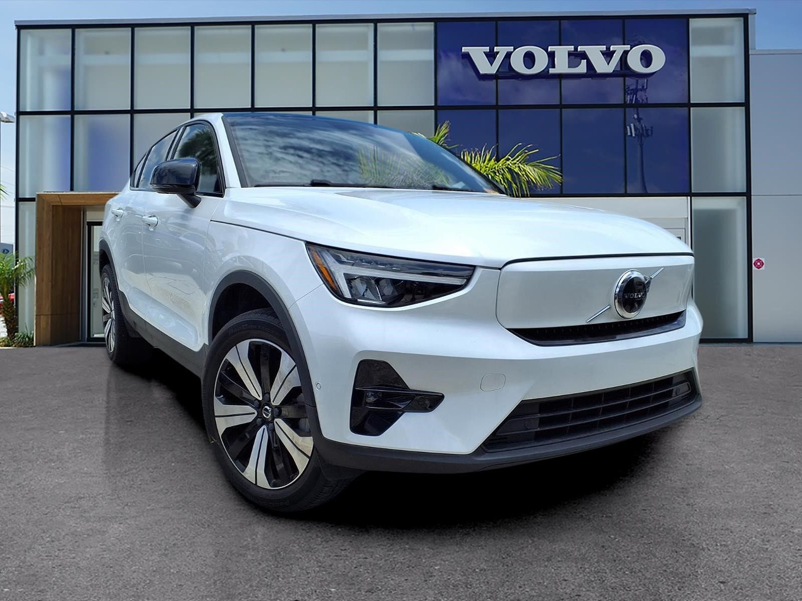 2023 VOLVO C40