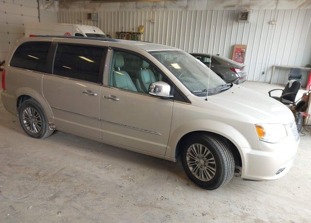2013 CHRYSLER Town and Country