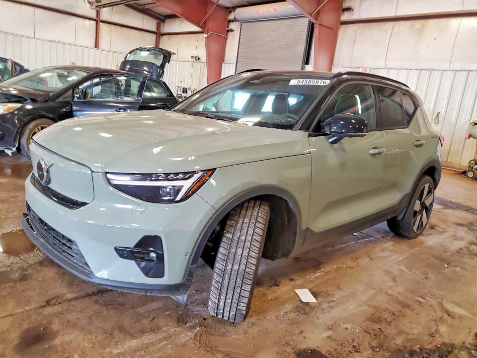 2024 VOLVO XC40