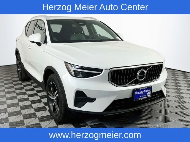2025 VOLVO XC40