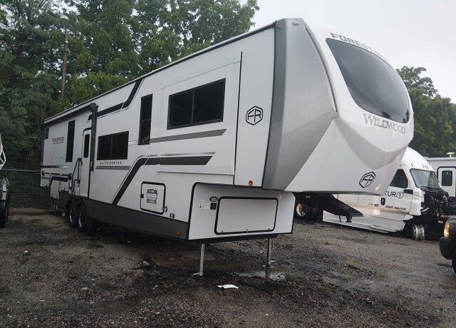 2025 FOREST RIVER Wildwood Laminated Towables