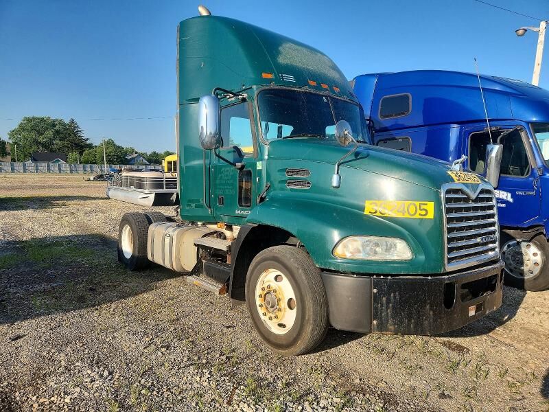 2017 MACK CXU