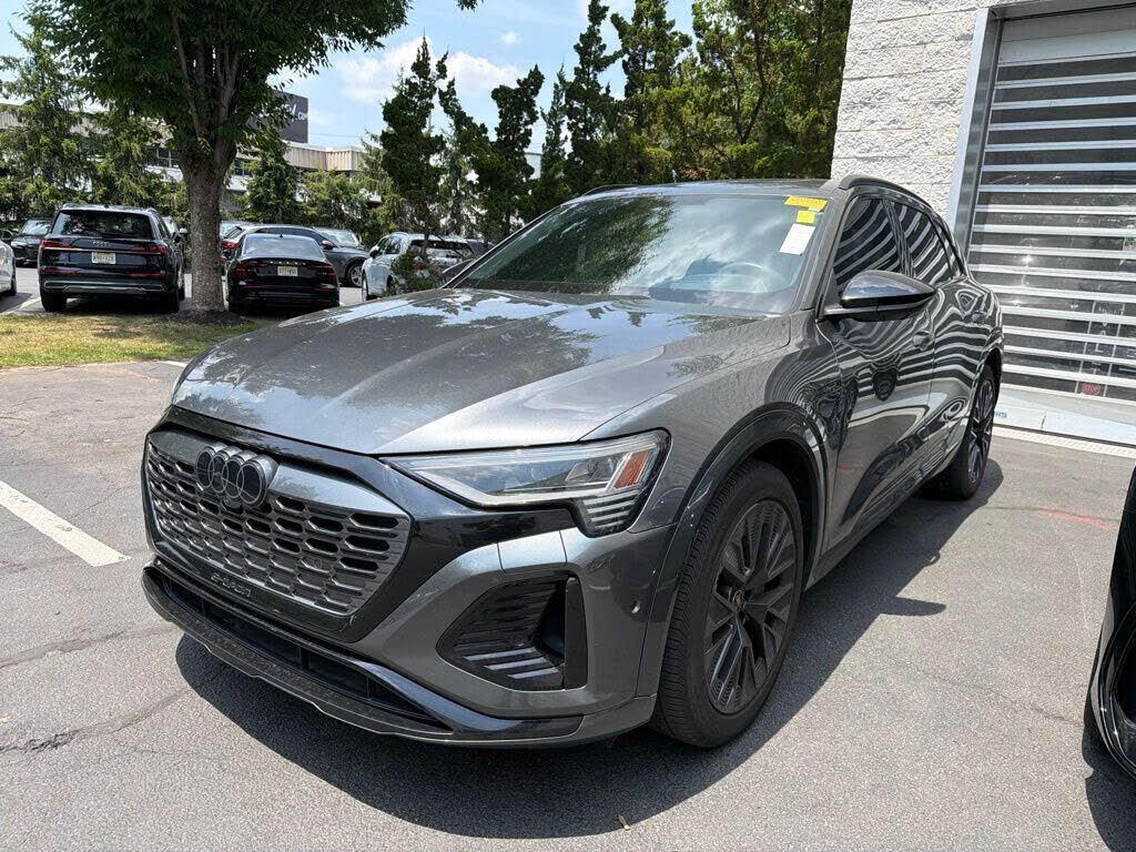 2024 AUDI Q8