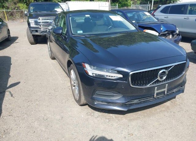 2017 VOLVO S90