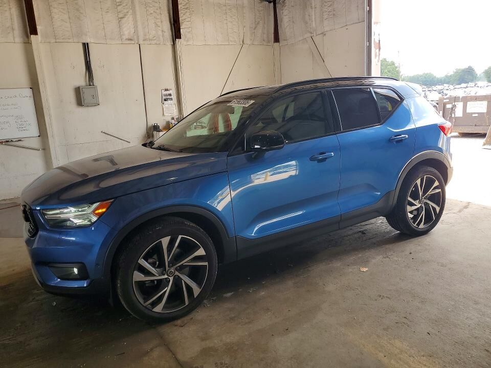 2021 VOLVO XC40